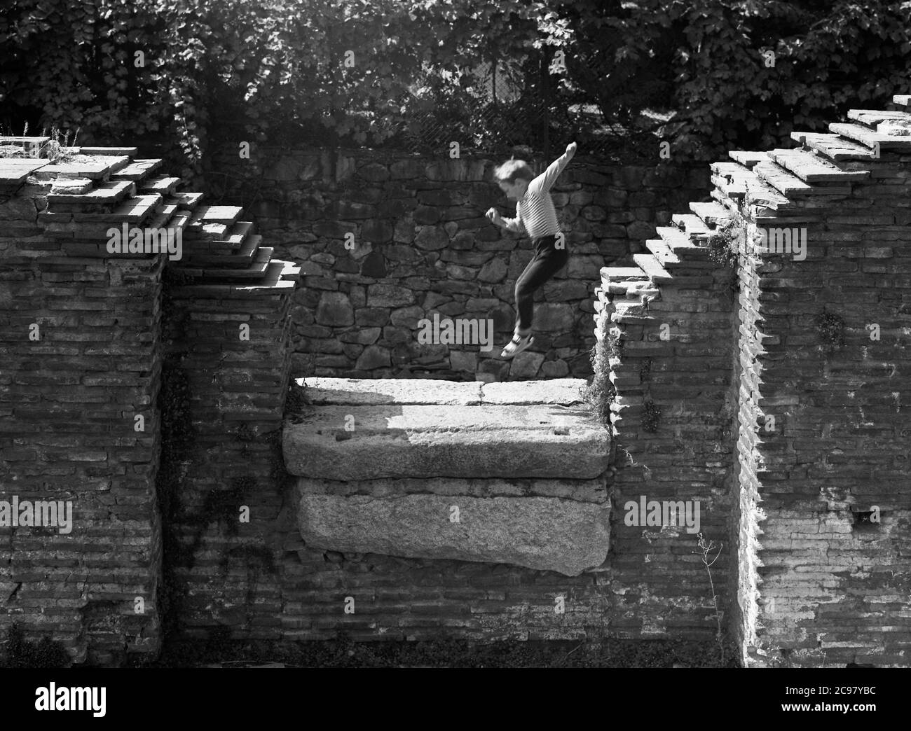 Riserva nazionale architettonica e archeologica 'Pautalia, Velbuzhd, Kyustendil', i bambini giocano nelle rovine. Foto Stock
