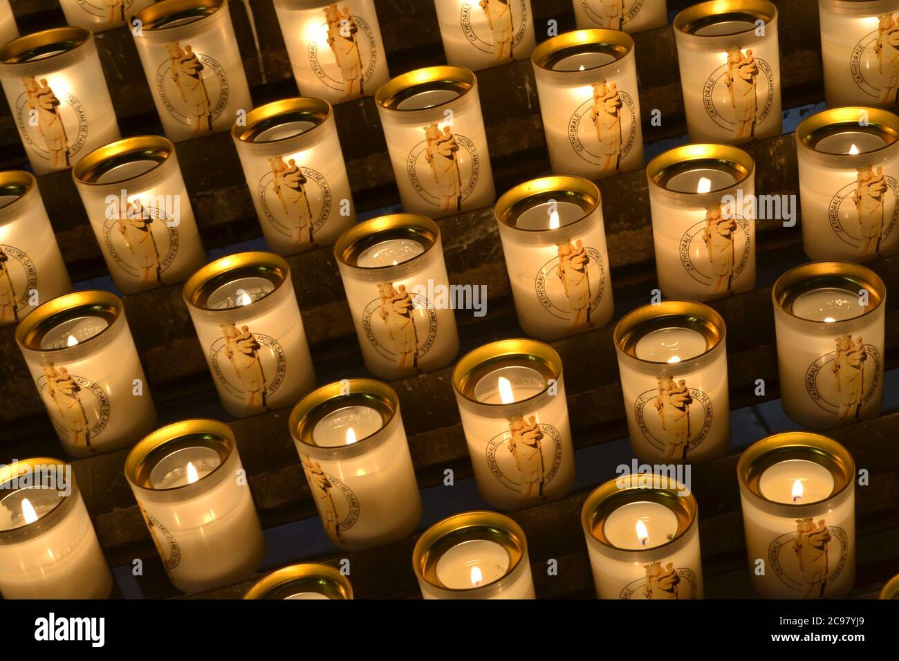 La Cattedrale di Notre Damme si accende per le preghiere nella cattedrale di Parigi su un angolo simmetrico di 45 gradi Foto Stock