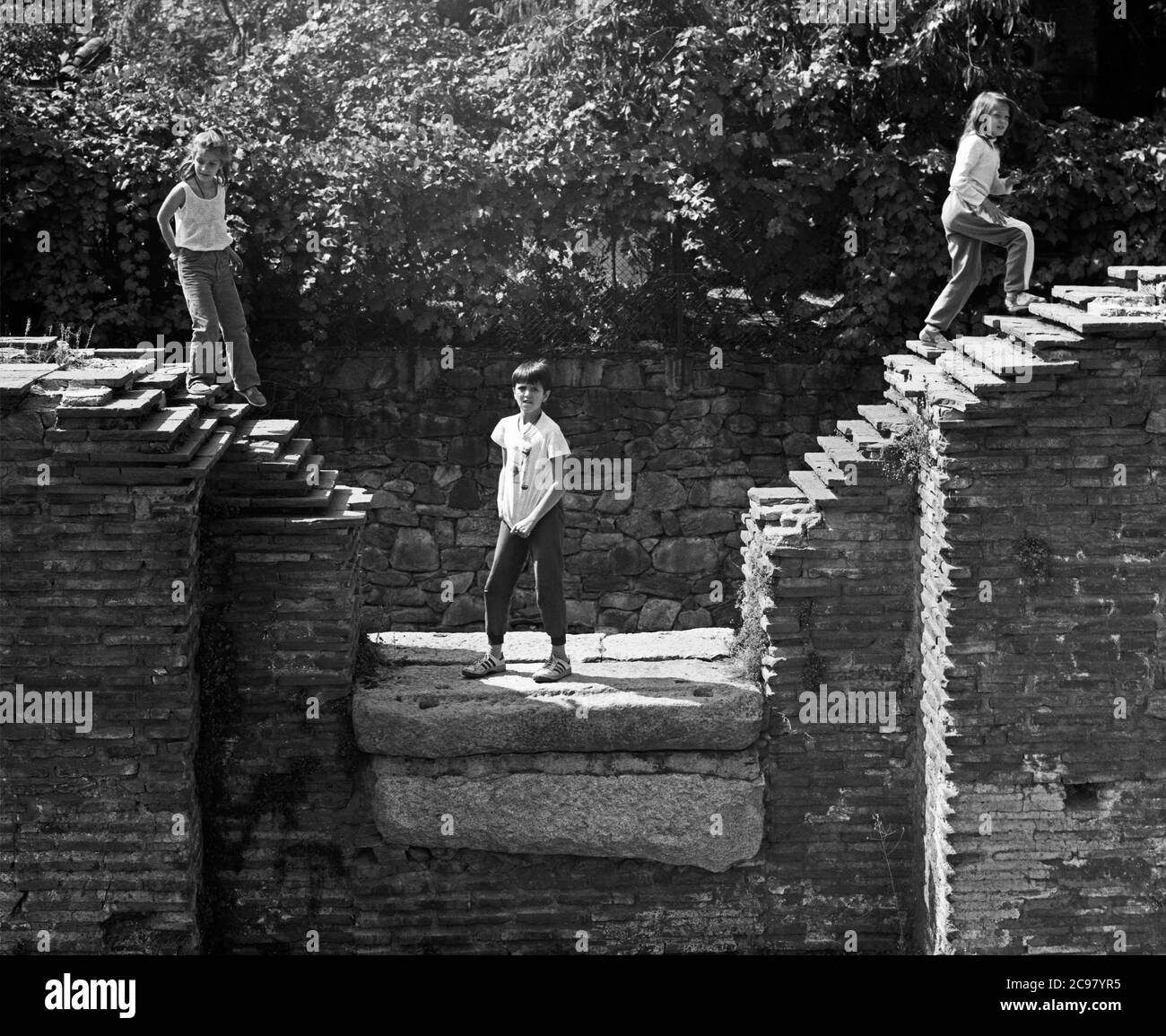 Riserva nazionale architettonica e archeologica 'Pautalia, Velbuzhd, Kyustendil', i bambini giocano nelle rovine. Foto Stock