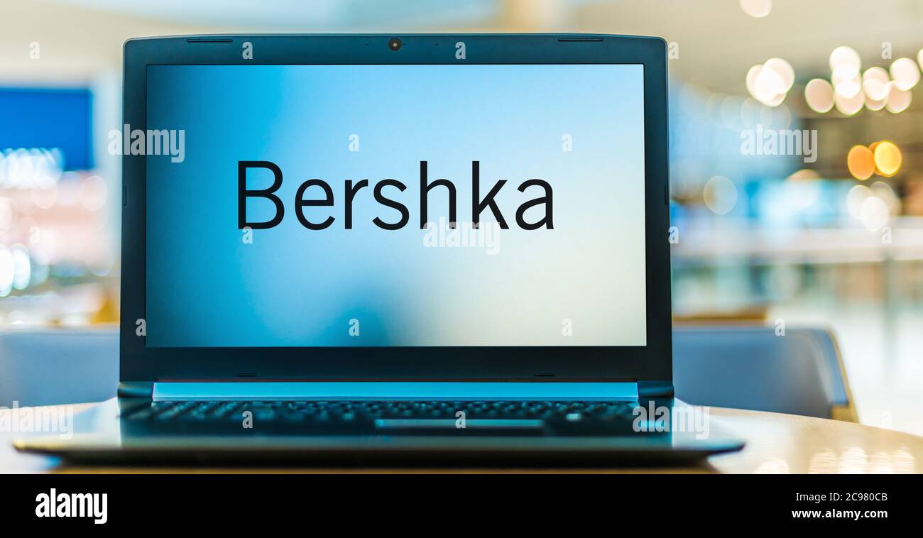 POZNAN, POL - 20 GIU 2020: Computer portatile con logo di Bershka, una società di vendita al dettaglio di abbigliamento, appartiene al gruppo spagnolo Inditex Foto Stock