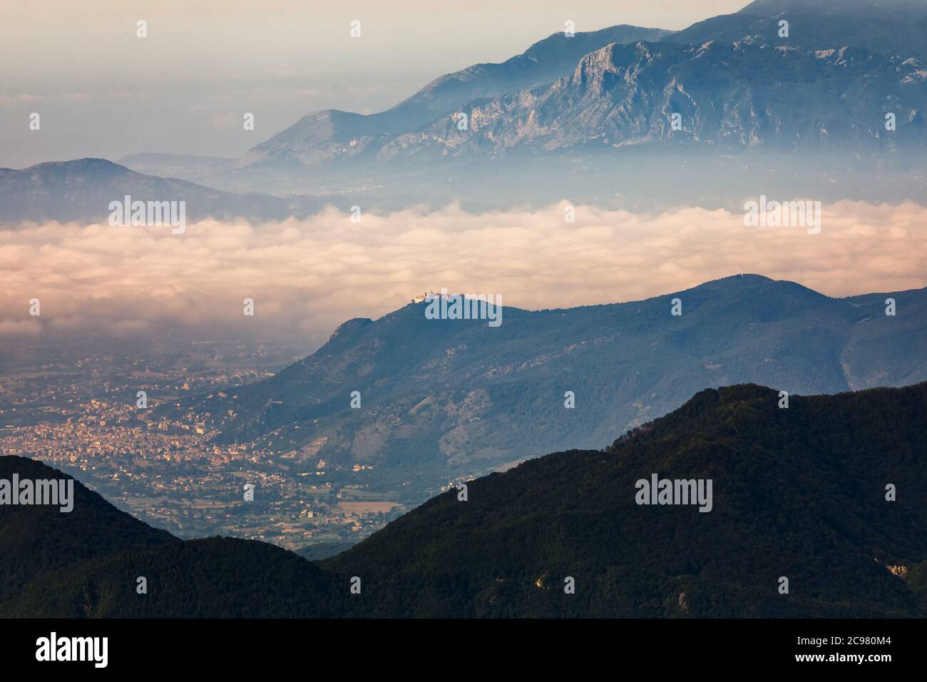 L'abbazia di Montecassino è un monastero benedettino situato in cima a Montecassino, nel Lazio. E' il più antico monastero d'Italia Foto Stock