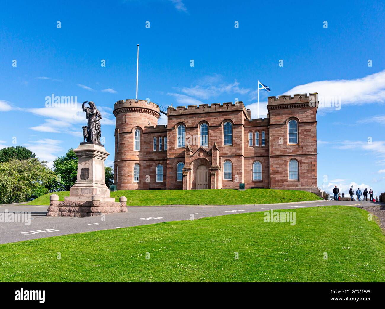 Inverness Castello a sud di fronte a Inverness Scozia con la statua di Flora MacDonald a sinistra Foto Stock