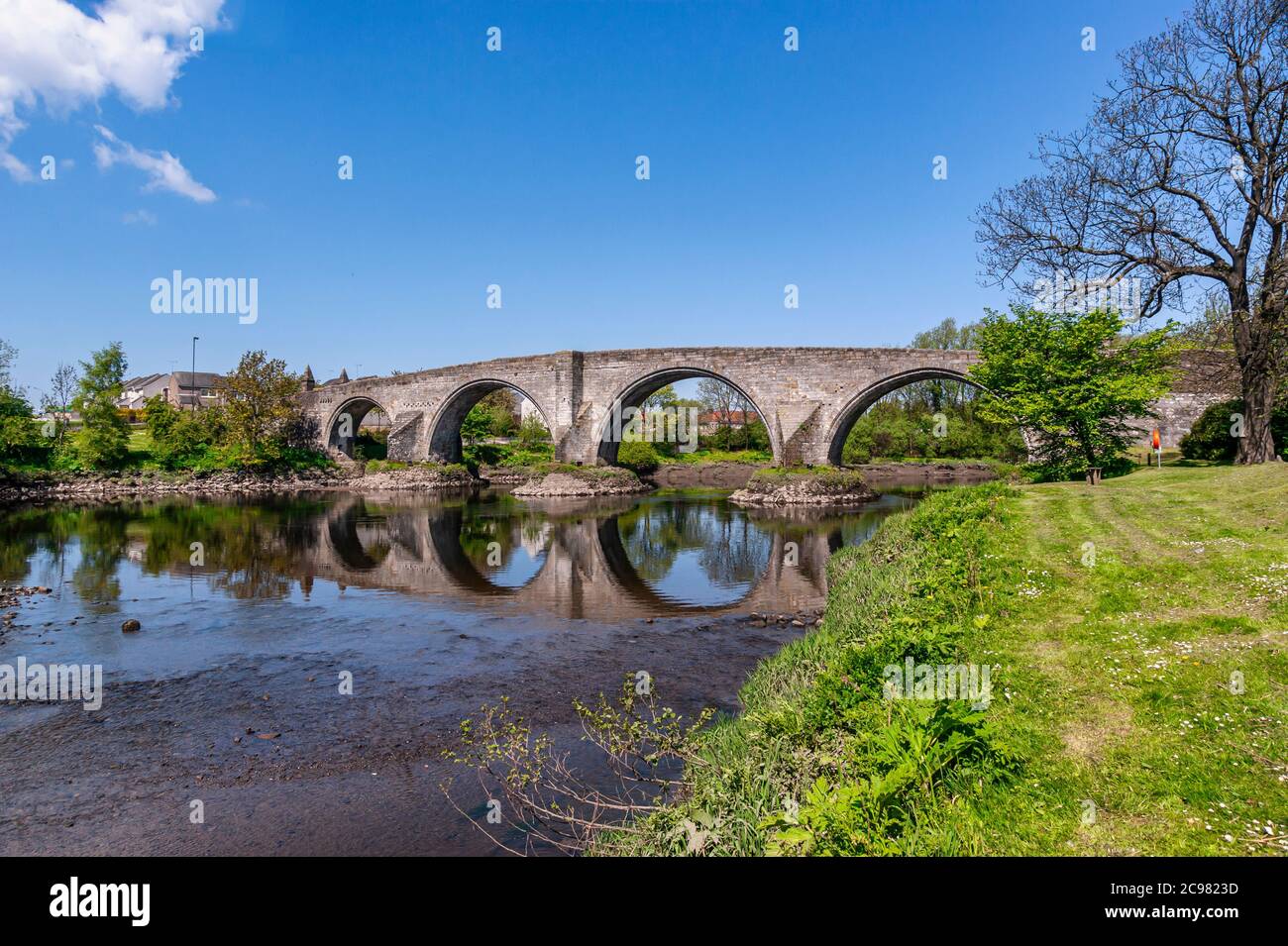 Stirling vecchio ponte che attraversa il fiume Forth a Stirling in Scozia Foto Stock