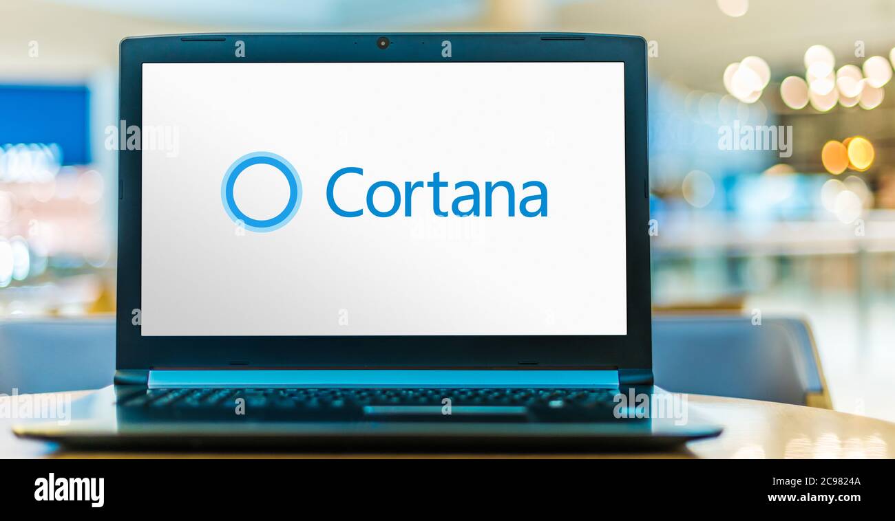 POZNAN, POL - 25 LUGLIO 2020: Computer portatile con logo di Cortana, un assistente virtuale sviluppato da Microsoft. Foto Stock