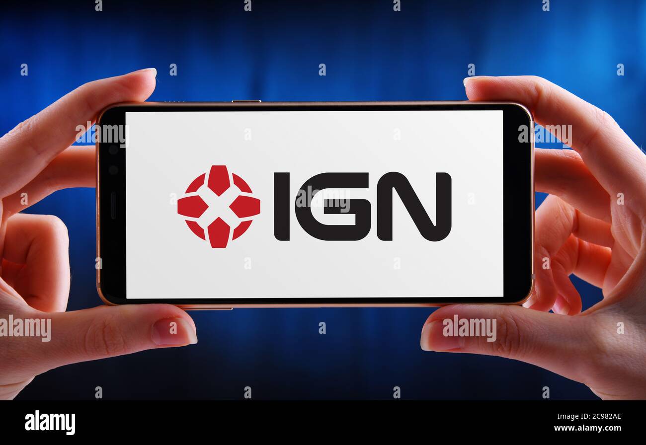 POZNAN, POL - 21 MAGGIO 2020: Smartphone a mani libere con logo di IGN, un sito web americano di videogiochi e intrattenimento gestito da IGN en Foto Stock