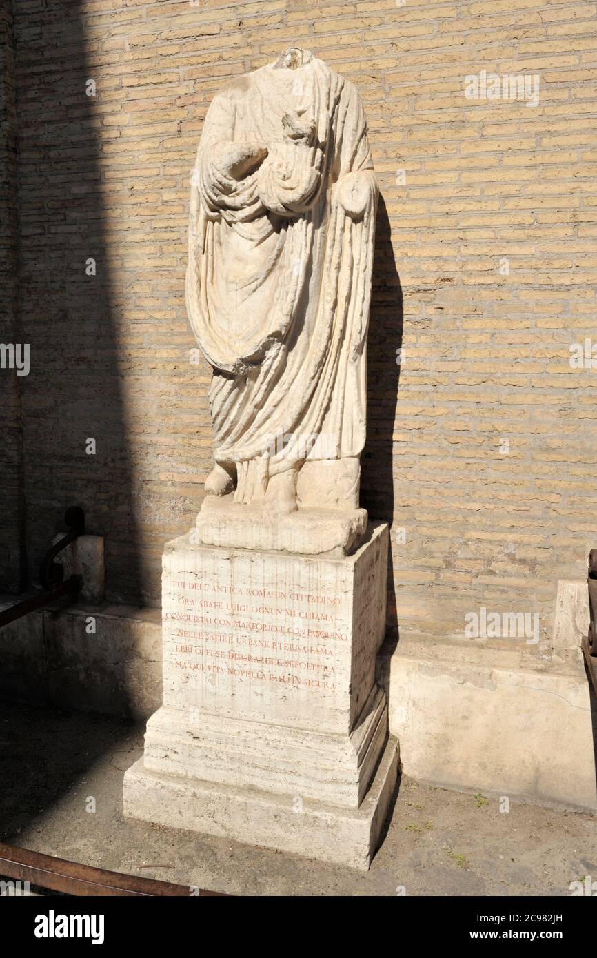 Italia, Roma, Piazza Vidoni, antica statua romana di Abate Luigi, una delle "statue parlanti" di Roma Foto Stock