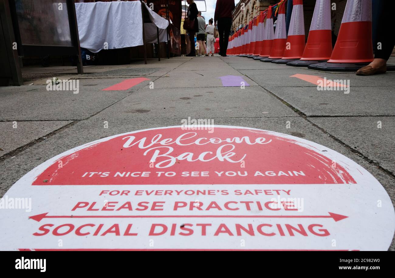 Saltburn Farmers' Market , vicino a Middlesbrough, Teesside, riaperto dopo il blocco del coronavirus. Segni e simboli di allontanamento sociale che aiutano a guidare gli acquirenti durante ciò che si sente come una nuova esperienza di shopping. Coronavirus, Covid-19 pandemia mondiale ha colpito il mondo e le sue economie male nel 2020. Nel Regno Unito, gli aeroporti sono stati chiusi, i negozi chiusi e quasi totale blocco da marzo. Solo ora, all’inizio di luglio il Regno Unito si apre con cautela con una distanza sociale di 2 metri. I negozi sperano di ricostruire tutto ciò che hanno perso dal blocco. Foto scattata 11 luglio 2020 Foto Stock