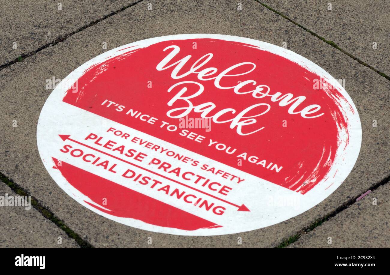 Saltburn Farmers' Market , vicino a Middlesbrough, Teesside, riaperto dopo il blocco del coronavirus. Segni e simboli di allontanamento sociale che aiutano a guidare gli acquirenti durante ciò che si sente come una nuova esperienza di shopping. Coronavirus, Covid-19 pandemia mondiale ha colpito il mondo e le sue economie male nel 2020. Nel Regno Unito, gli aeroporti sono stati chiusi, i negozi chiusi e quasi totale blocco da marzo. Solo ora, all’inizio di luglio il Regno Unito si apre con cautela con una distanza sociale di 2 metri. I negozi sperano di ricostruire tutto ciò che hanno perso dal blocco. Foto scattata 11 luglio 2020 Foto Stock