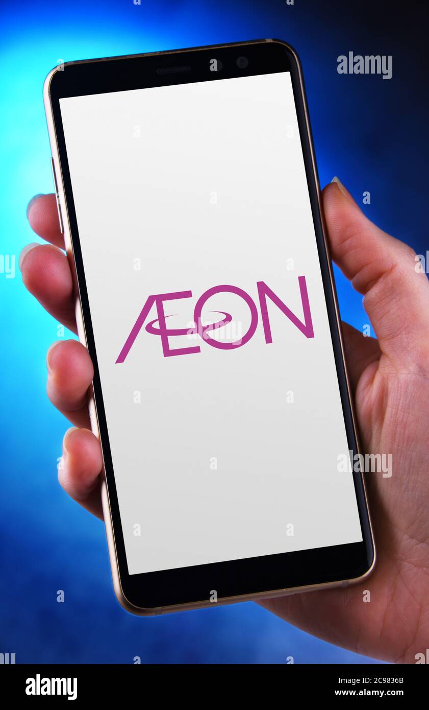 POZNAN, POL - 21 MAGGIO 2020: Smartphone a mani libere con il logo di EON, il più grande rivenditore in Asia con sede a Mihama-ku, Chiba, Chiba P. Foto Stock