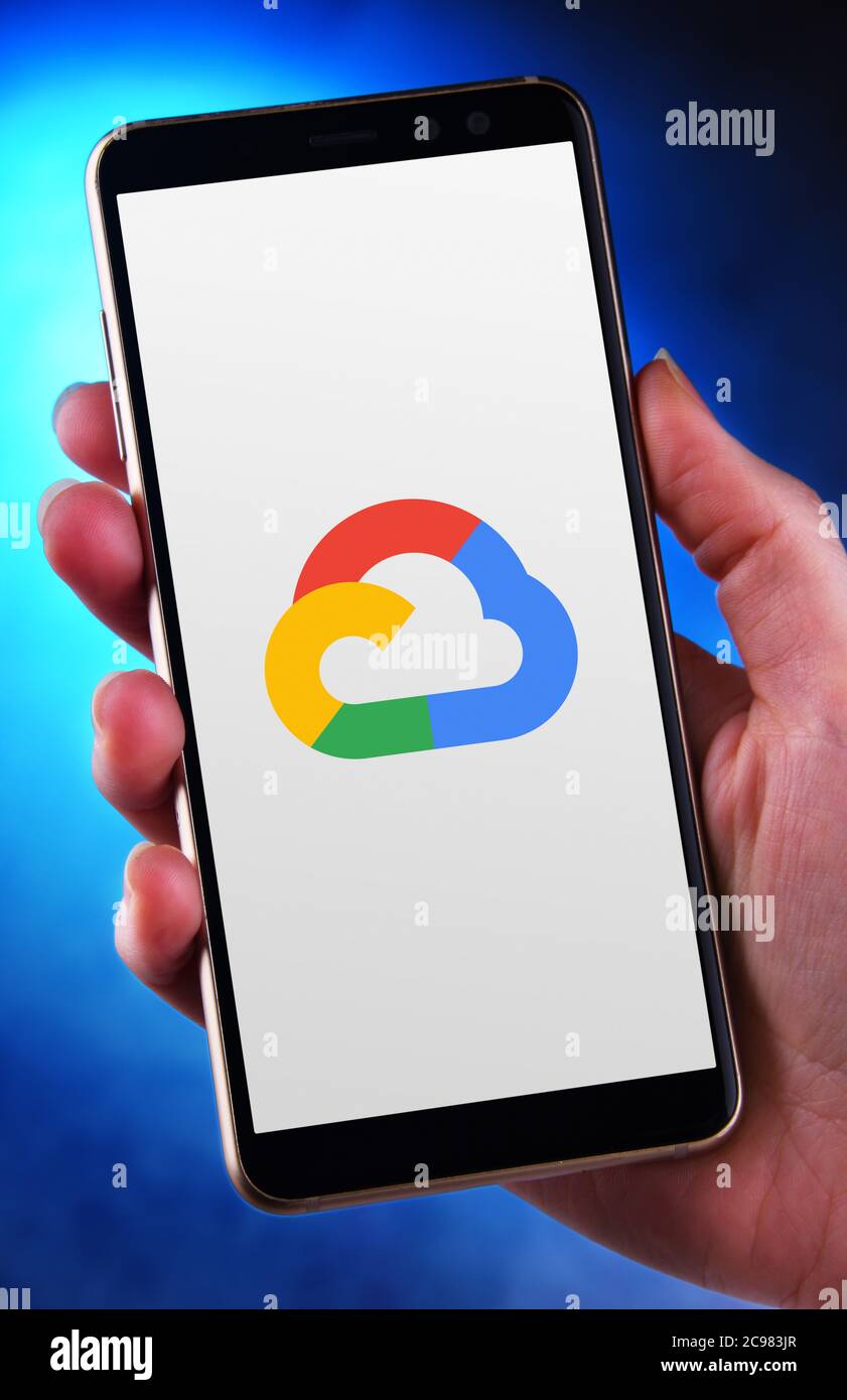 POZNAN, POL - 12 GIU 2020: Smartphone portatile con logo di Google Cloud Platform (GCP), offerto da Google Foto Stock