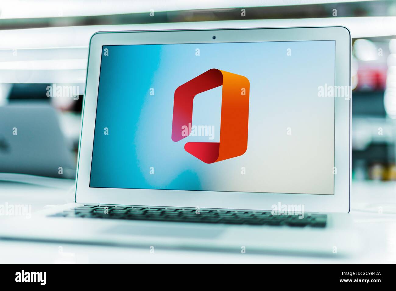 POZNAN, POL - 16 GIU 2020: Computer portatile con logo di Microsoft Office, una famiglia di software client, software server e servizi sviluppati Foto Stock