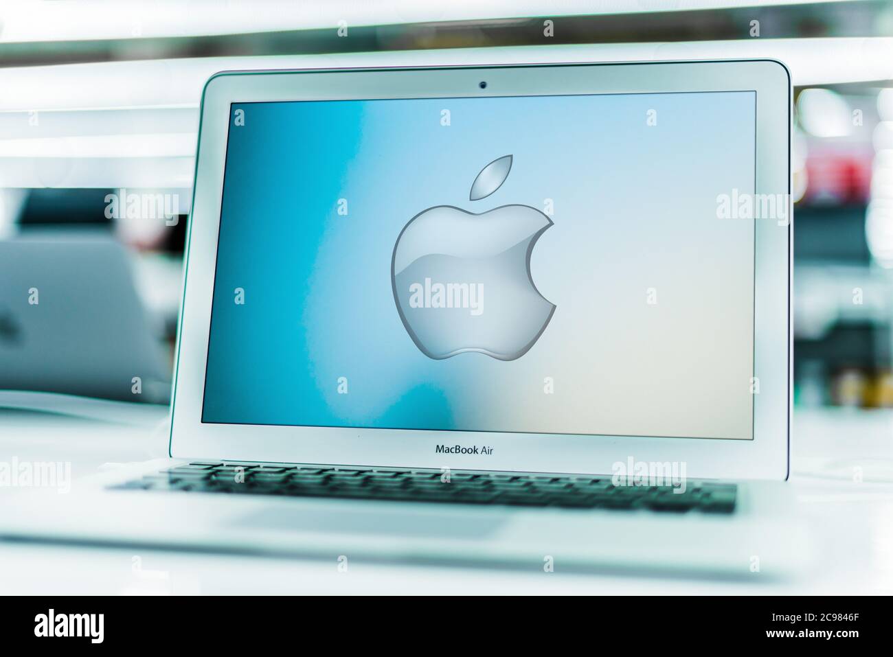 POZNAN, POL - 16 GIU 2020: Computer portatile con logo di Apple Inc., una multinazionale americana di tecnologia con sede a Cupertino, CA Foto Stock