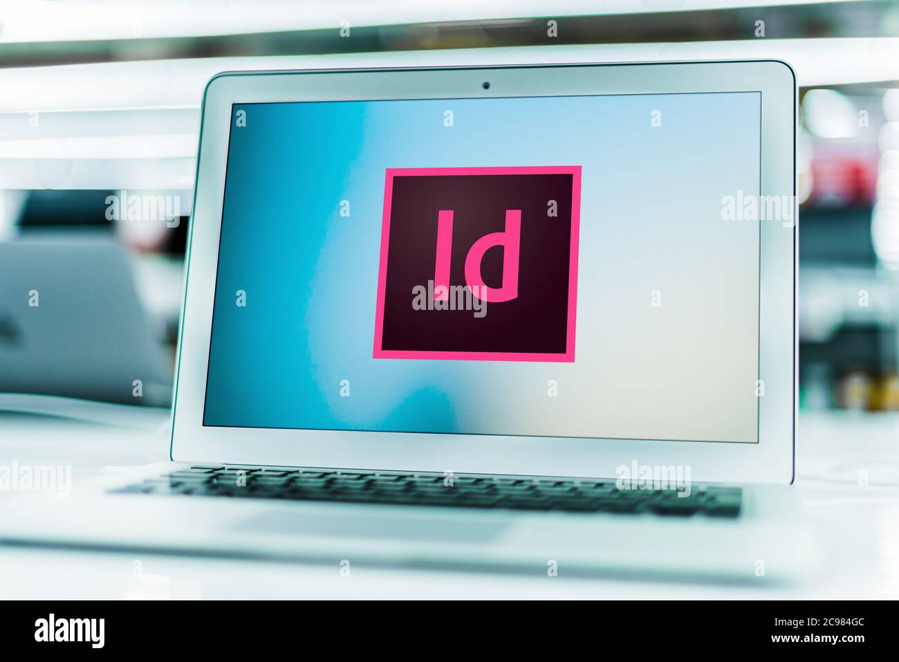 POZNAN, POL - 16 GIU 2020: Computer portatile che visualizza il logo di Adobe InDesign, un desktop publishing e typesetting software applicativo prodotto da UN Foto Stock