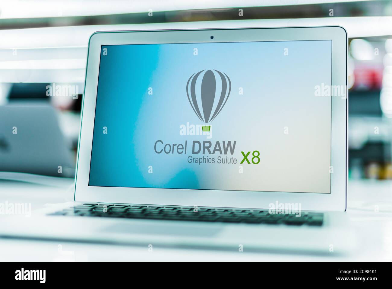 POZNAN, POL - 16 GIU 2020: Computer portatile che visualizza il logo di CorelDRAW, un editor di grafica vettoriale sviluppato e commercializzato da Corel Corporation Foto Stock