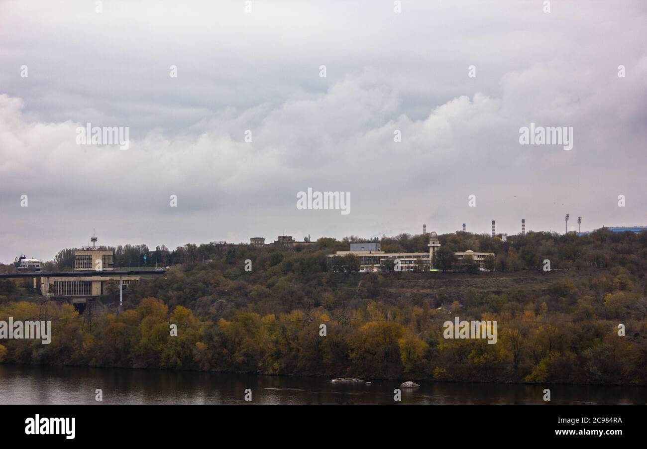 Fiume Dnieper e vista della città industriale di Zaporozhye Foto Stock