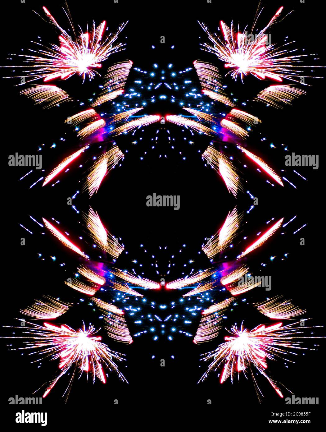 Fuochi d'artificio - pattern ripetitivo realizzato da un'immagine riflessa digitalmente di fuochi d'artificio che esplodono Foto Stock