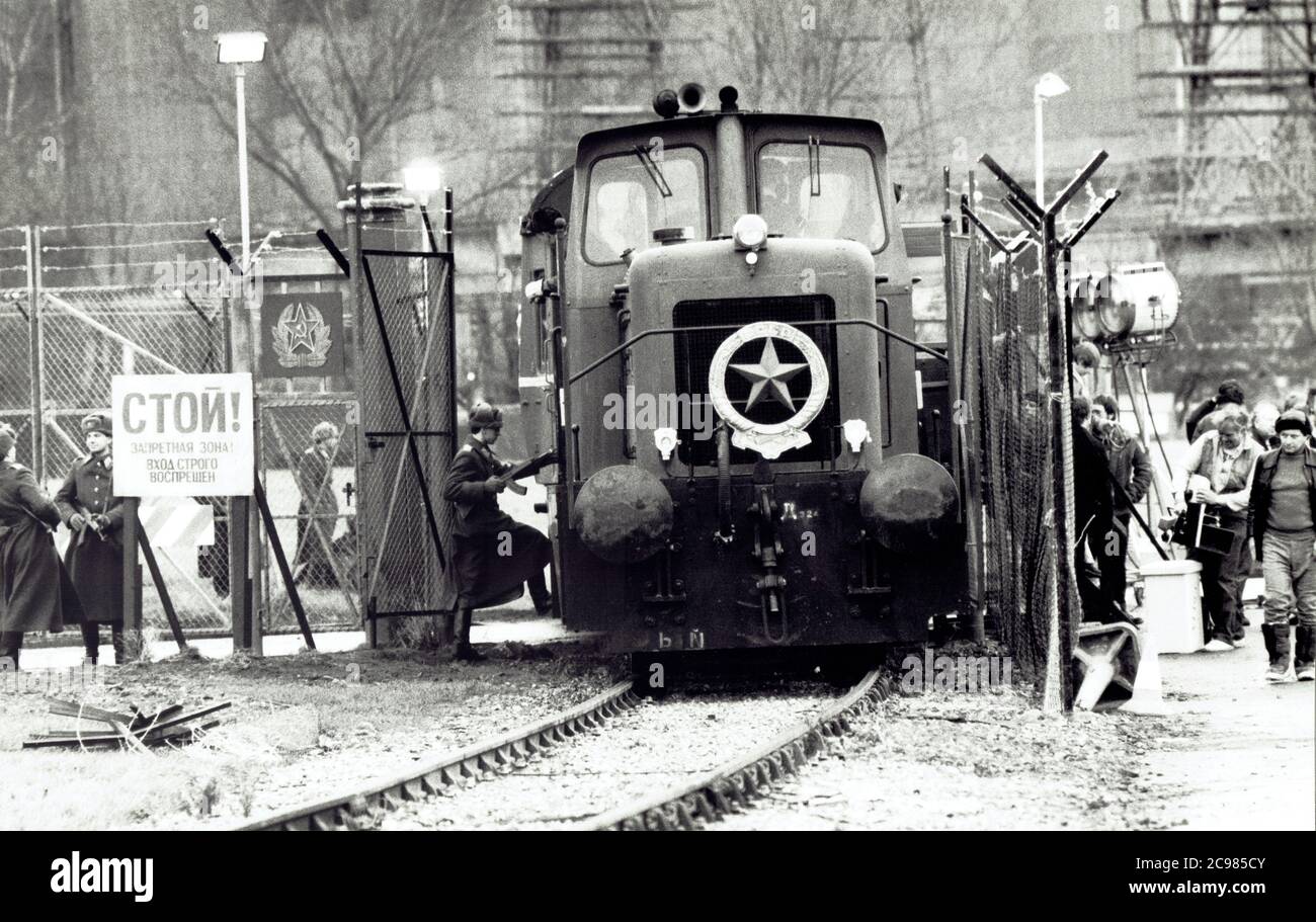 Location Filming for 'Sacharov' TV Movie at Didcot, UK in 1983 Foto Stock