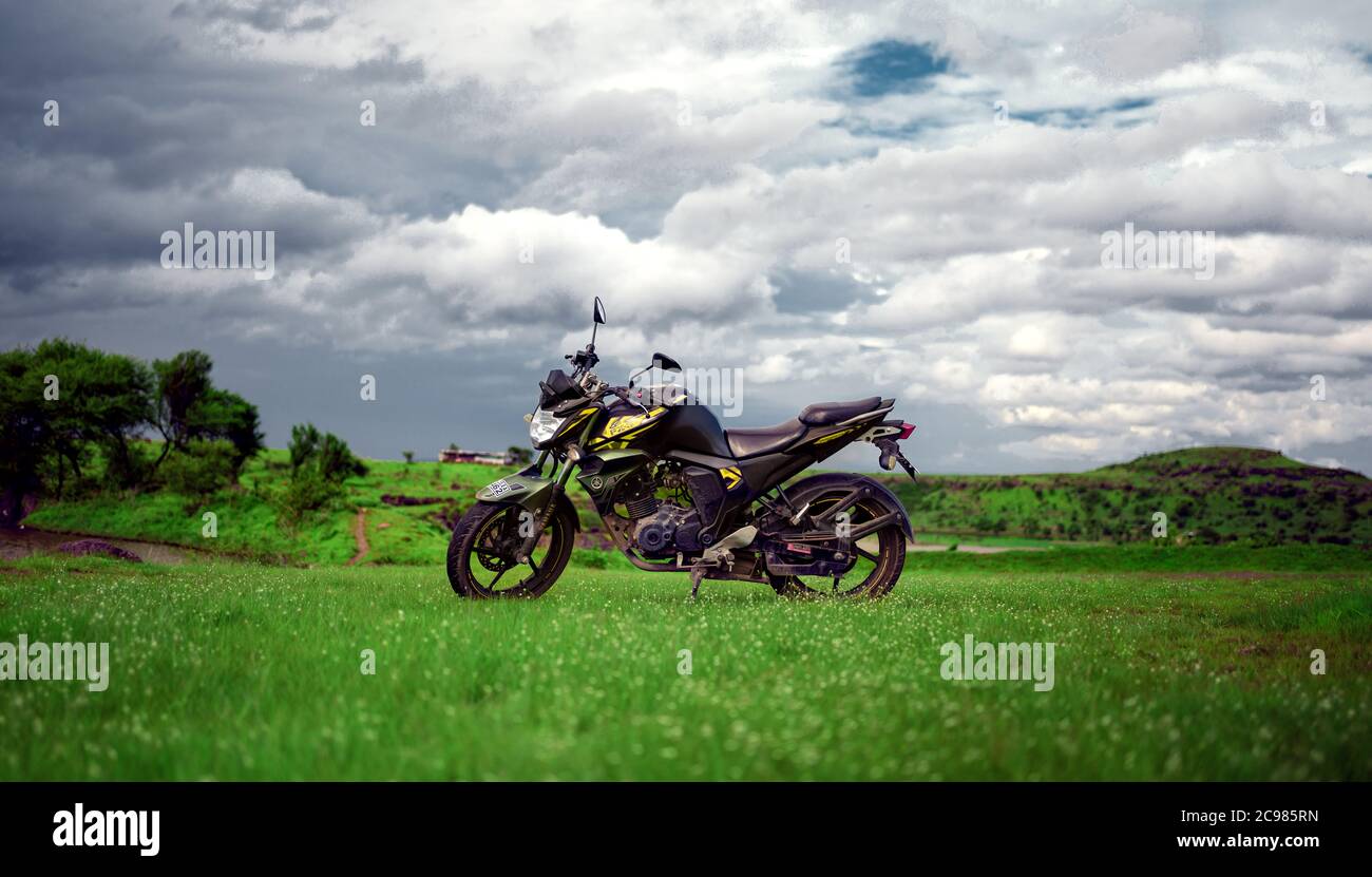 Moto sportiva con sfondo natura nuvoloso Foto Stock