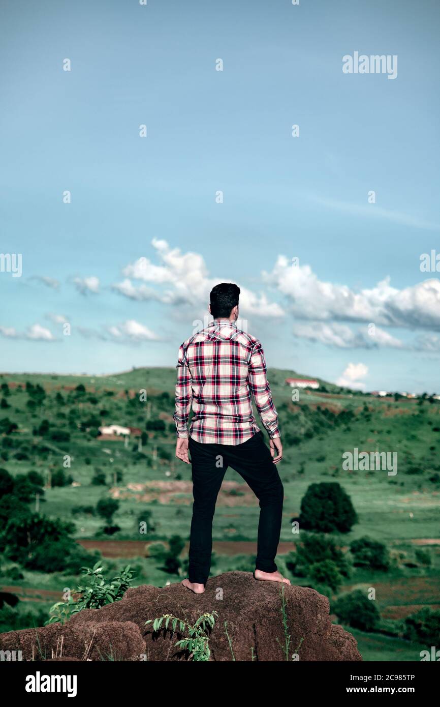 uomo in piedi e sentendo vibrazioni della natura catturate durante la stagione monsonica Foto Stock