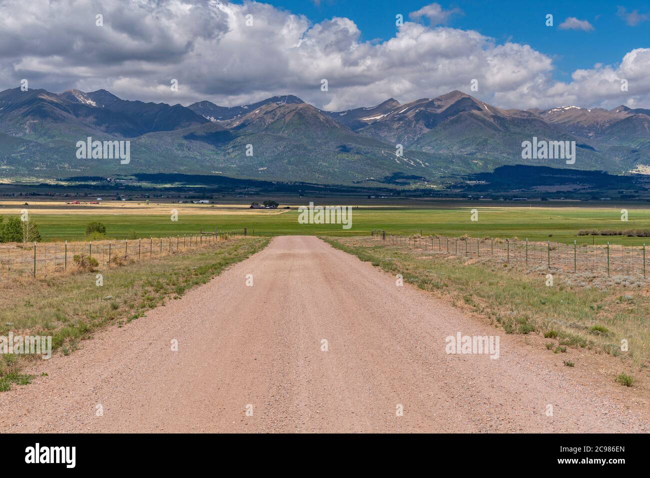 Strada sterrata che porta alla catena montuosa, Westcliffe, Colorado USA Foto Stock