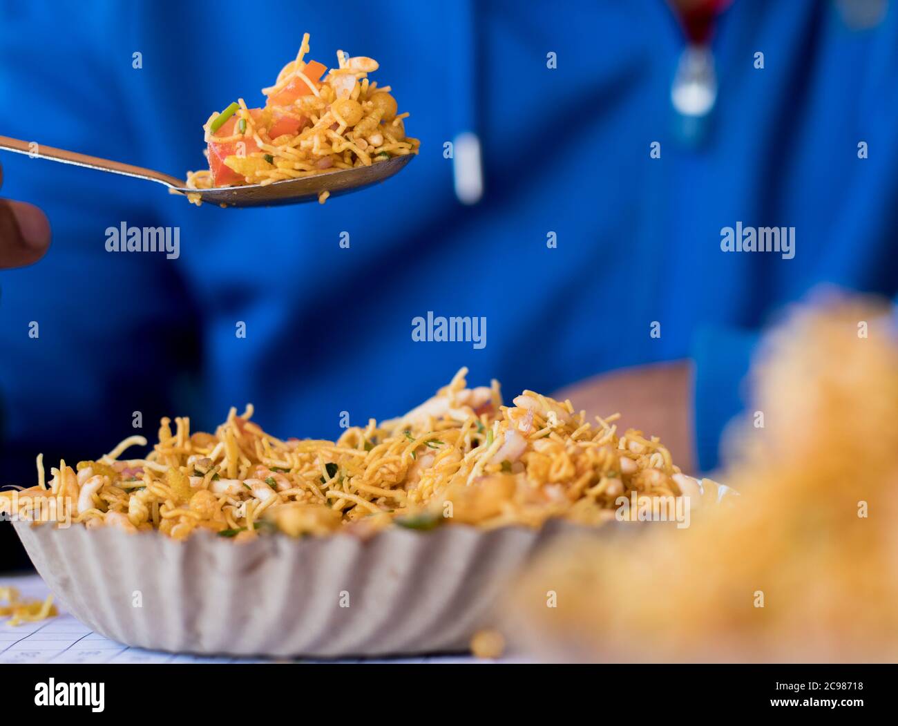 Indain Street food Bhel puri piatto con cucchiaio Foto Stock