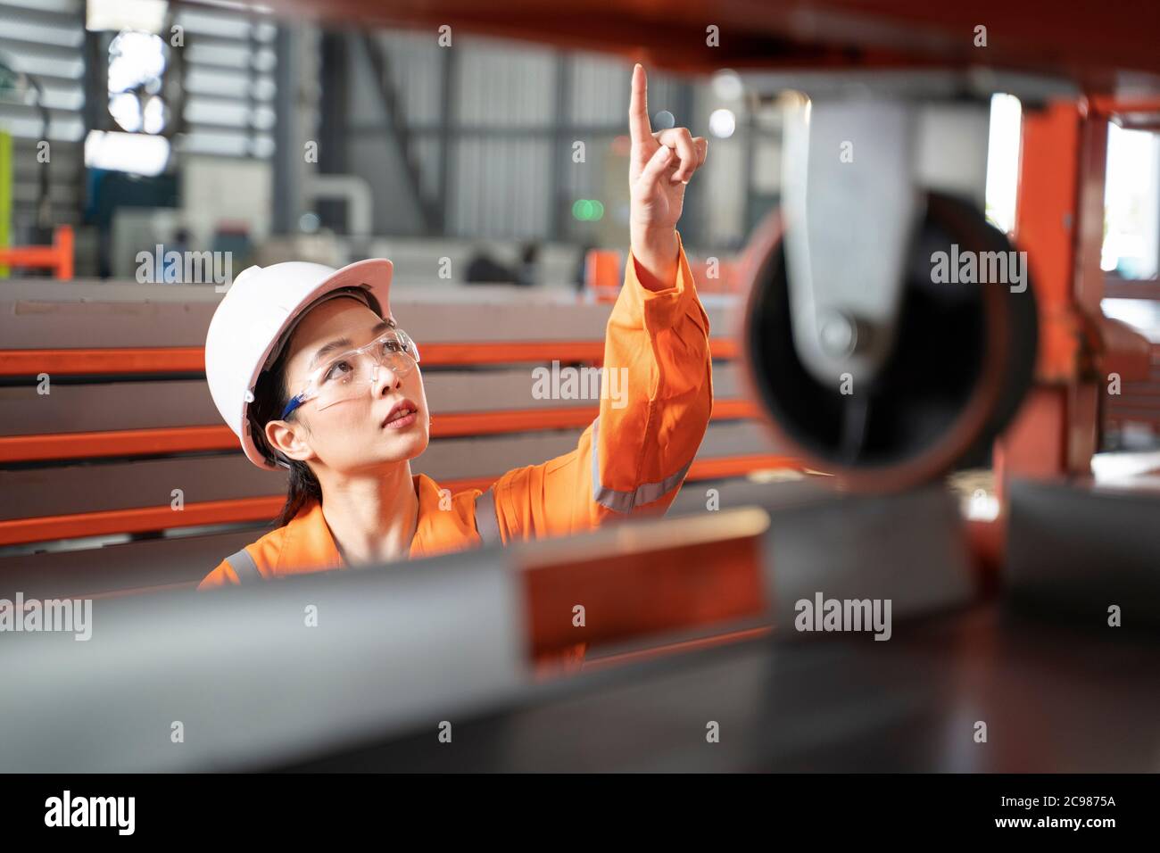 Ingegnere di fabbrica femminile che conta il pezzo. Foto Stock