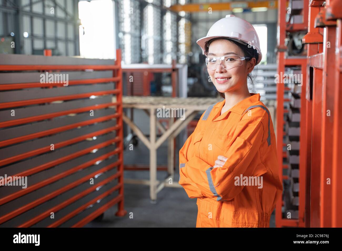 Ritratto femmina ingegnere in piedi in fabbrica. Foto Stock