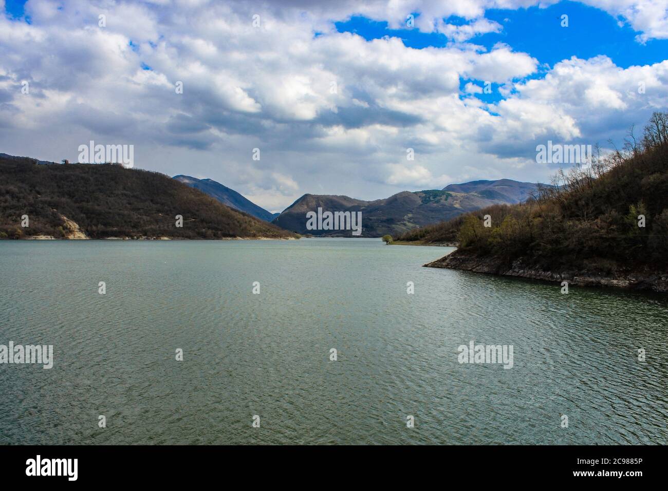 Il lago di Turano e il bellissimo borgo di Castel di Tora. Rieti, Lazio, Italia. La vista sul grande lago artificiale. Foto Stock