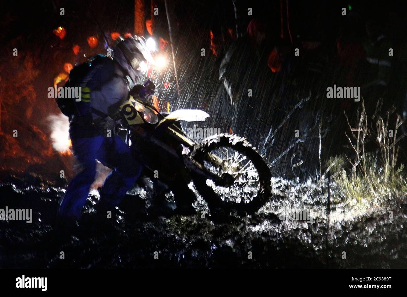 Åsbro, Svezia 2011 una delle competizioni enduro più impegnative del mondo, Novemberkåsan a Åsbro, appena a sud di Örebro. Immagine: No. 90 Joakim Hultqvist, Vissefjärda. Novemberkåsan è uno degli eventi motociclistici più antichi e più grandi della Svezia. Si tiene dal 1915. Foto Gippe Gustafsson Foto Stock