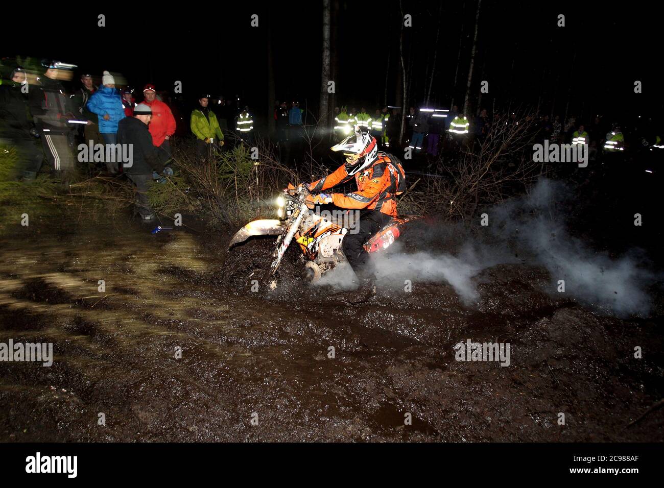 Åsbro, Svezia 2011 una delle competizioni enduro più impegnative del mondo, Novemberkåsan a Åsbro, appena a sud di Örebro. Novemberkåsan è uno degli eventi motociclistici più antichi e più grandi della Svezia. Si tiene dal 1915. Foto Gippe Gustafsson Foto Stock