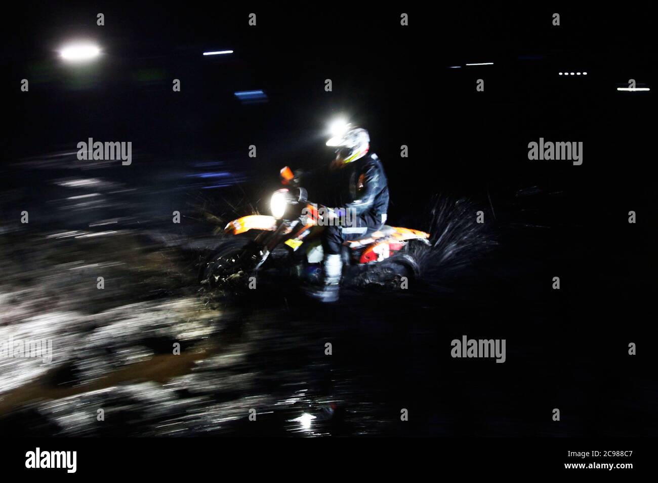 Åsbro, Svezia 2011 una delle competizioni enduro più impegnative del mondo, Novemberkåsan a Åsbro, appena a sud di Örebro. Novemberkåsan è uno degli eventi motociclistici più antichi e più grandi della Svezia. Si tiene dal 1915. Foto Gippe Gustafsson Foto Stock