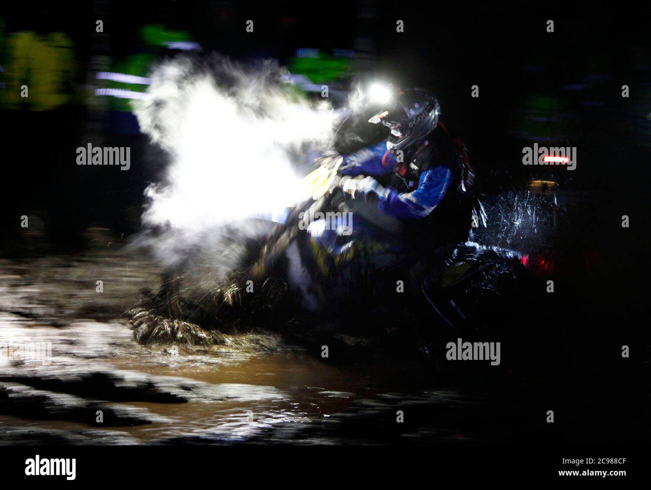 Åsbro, Svezia 2011 una delle competizioni enduro più impegnative del mondo, Novemberkåsan a Åsbro, appena a sud di Örebro. Novemberkåsan è uno degli eventi motociclistici più antichi e più grandi della Svezia. Si tiene dal 1915. Foto Gippe Gustafsson Foto Stock