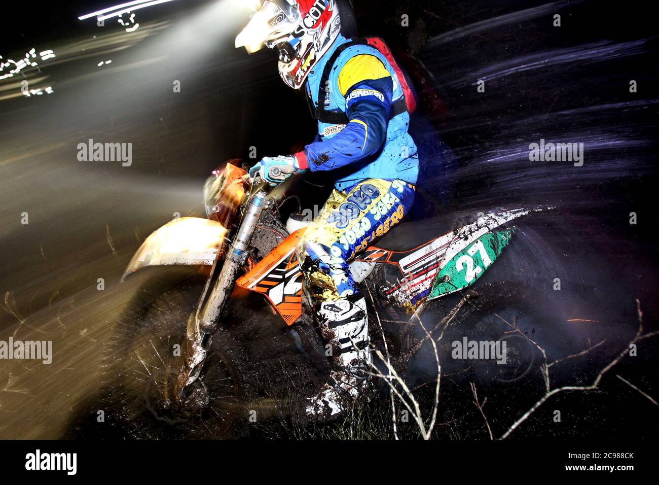 Åsbro, Svezia 2011 una delle competizioni enduro più impegnative del mondo, Novemberkåsan a Åsbro, appena a sud di Örebro. Immagine: No. 27 Emil Gustavsson, Tibro. Novemberkåsan è uno degli eventi motociclistici più antichi e più grandi della Svezia. Si tiene dal 1915. Foto Gippe Gustafsson Foto Stock