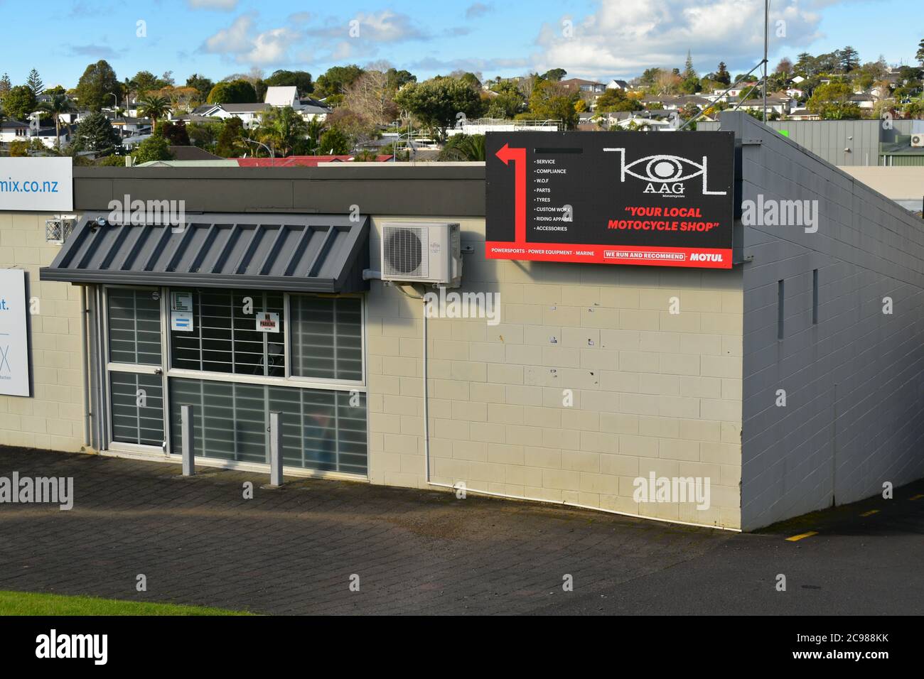 AUCKLAND, NUOVA ZELANDA - Novembre 07, 2020: Auckland / Nuova Zelanda - Luglio 11 2020: Vista del negozio di moto nella zona industriale di Howick Foto Stock