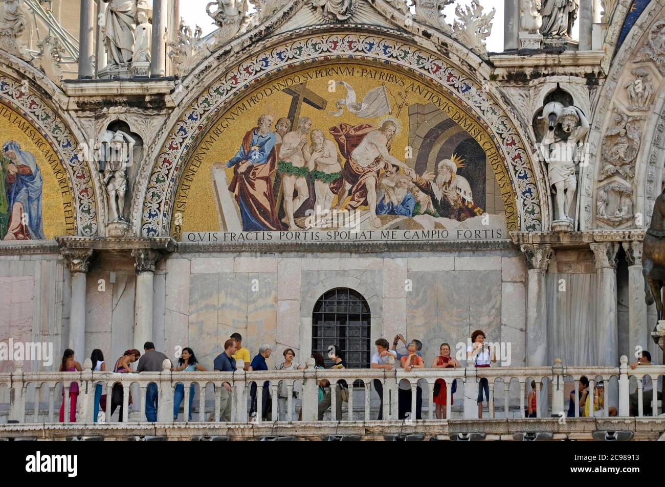 Turisti alla Basilica di San Marco a Venezia, Italia, Europa, che è un sito patrimonio dell'umanità dell'UNESCO. Foto Stock
