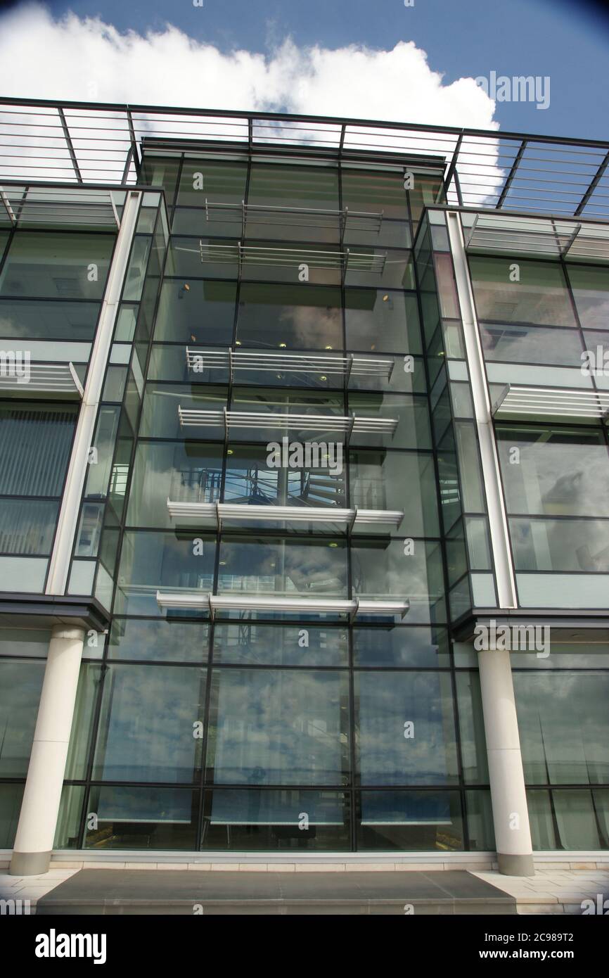 moderno blocco ufficio, struttura in vetro e acciaio Foto Stock