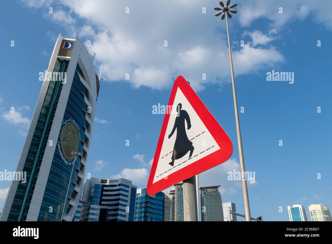 Doha, Qatar - Nov 21. 2019. L'insegna Crosswalk sullo sfondo di West Bay Foto Stock