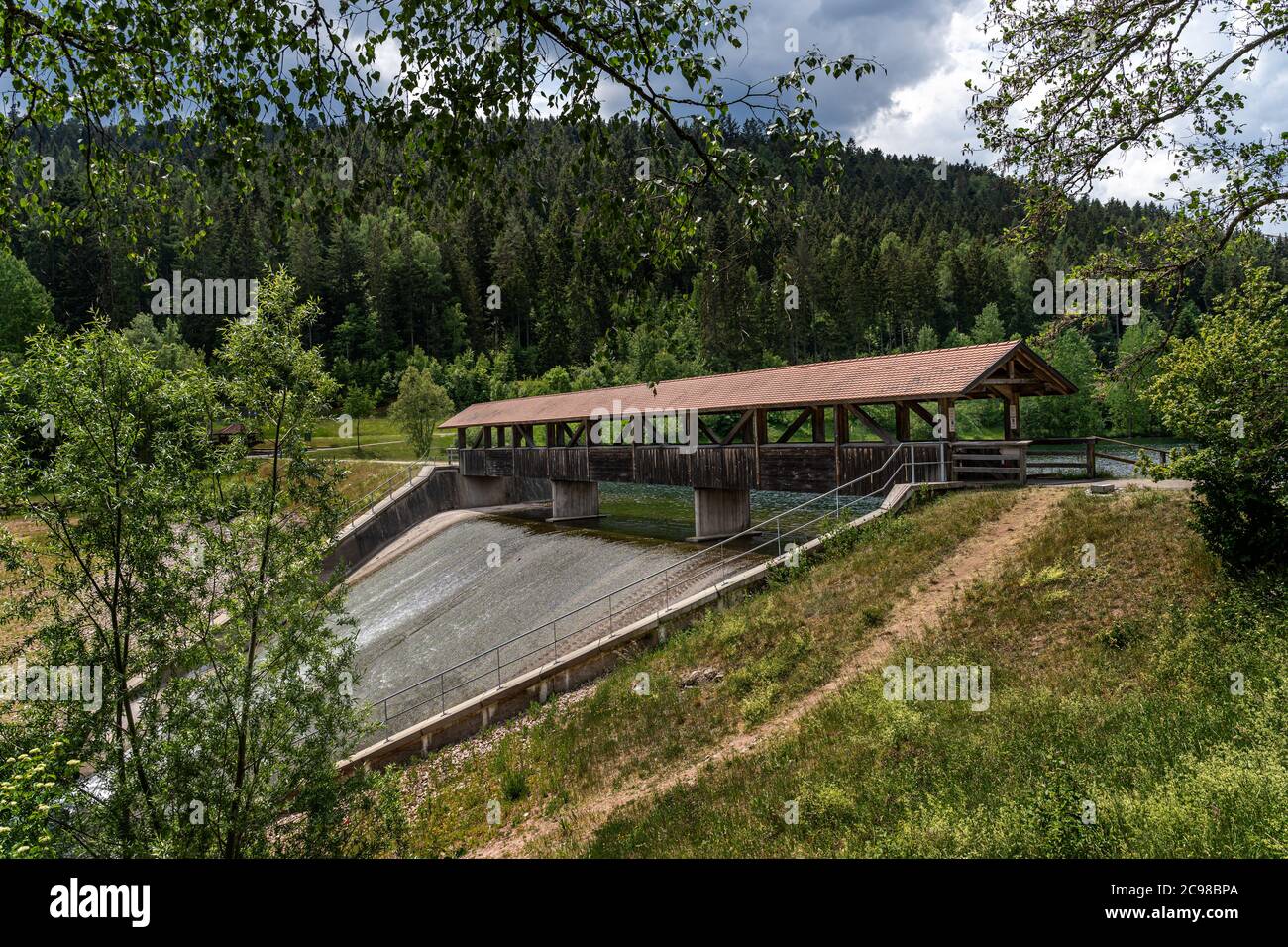 Il ponte della diga di Nagold (Nagoldtalsperre, anche Erzgrube) nella Foresta Nera in Germania fornisce protezione contro le inondazioni e la siccità nella valle di Nagold Foto Stock