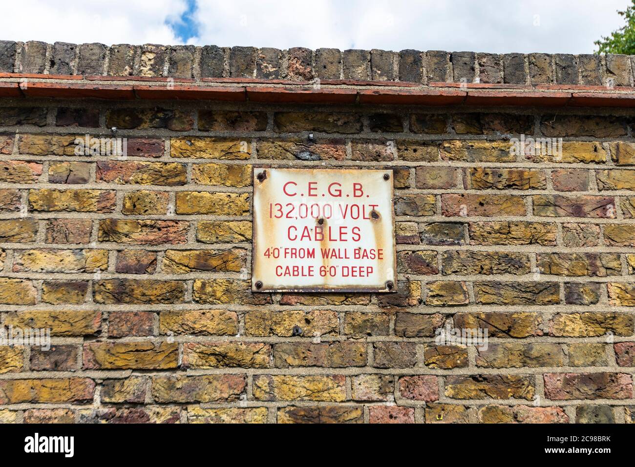 Vecchio cartello d'allarme CEGB vintage a Southend on Sea, Essex, UK. Scheda elettrica centrale Avviso di metallo dei cavi ad alta tensione Foto Stock