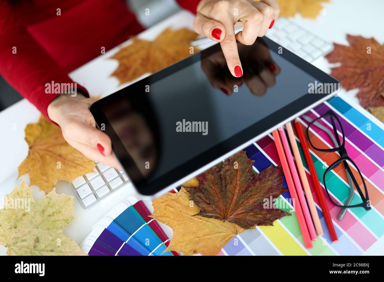 Donna fotografo mani che tengono il tablet da vicino Foto Stock