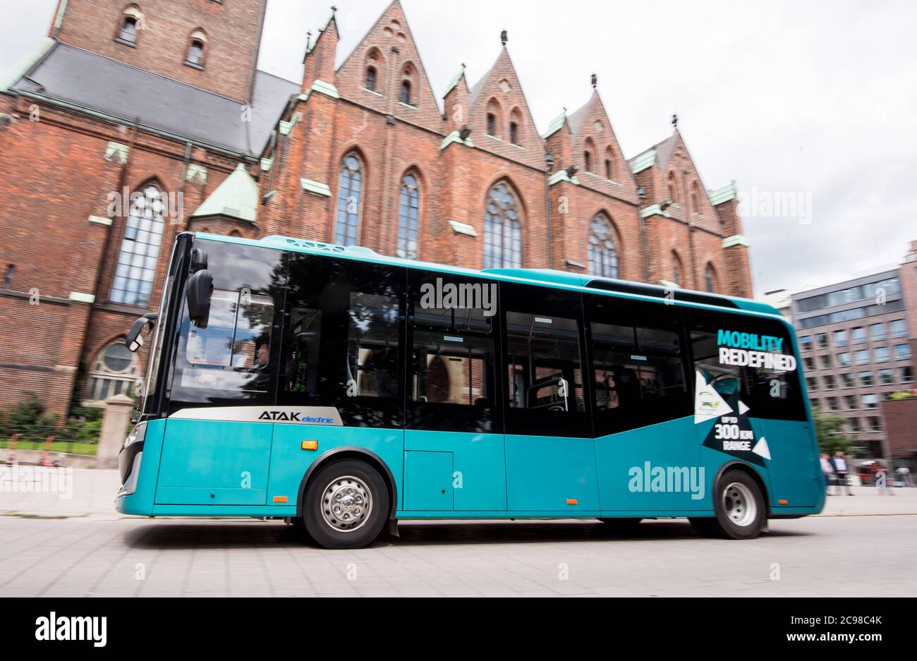 29 luglio 2020, Amburgo: Un quarto di autobus senza emissioni per l'Hamburger Hochbahn viaggia attraverso il centro della città (ripresa con un tempo di esposizione più lungo). L'autobus sarà una nuova offerta per una migliore mobilità locale e sarà inizialmente testato per una settimana. Foto: Daniel Bockwoldt/dpa Foto Stock