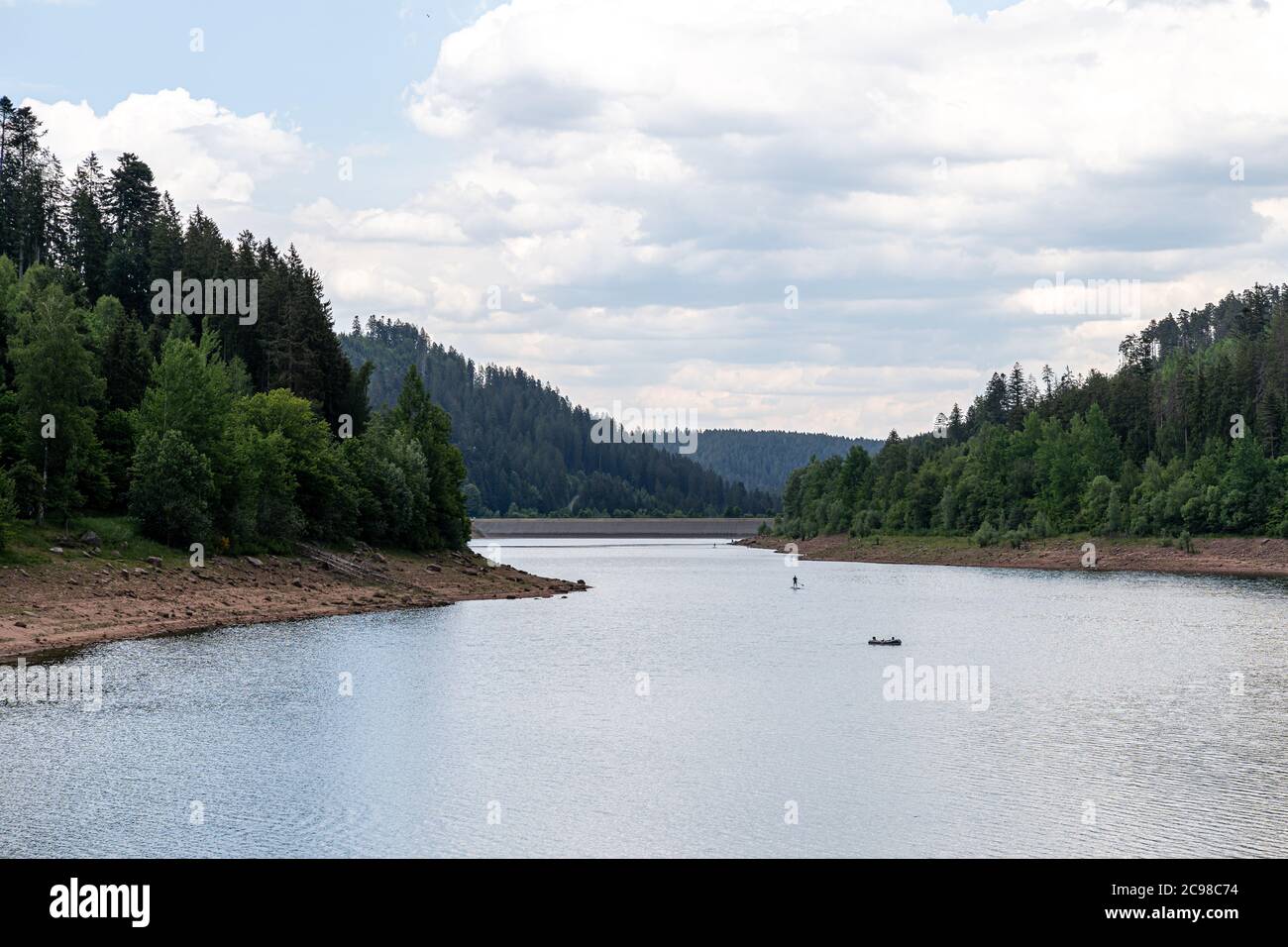 Vista sul lago fino alla diga di Nagold (Nagoldtalsperre, anche Erzgrube) nella Foresta Nera in Germania fornisce protezione contro le inondazioni e la siccità nel Nago Foto Stock