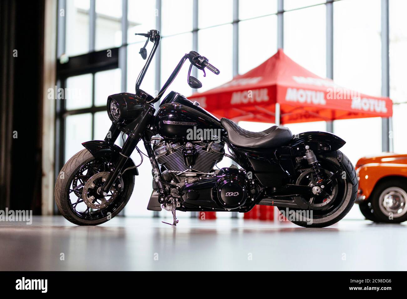 Una Harley Davidson Road King Special Bobber conversione nel Motorworld Koln Renania. Colonia, 07/27/2020 | utilizzo in tutto il mondo Foto Stock