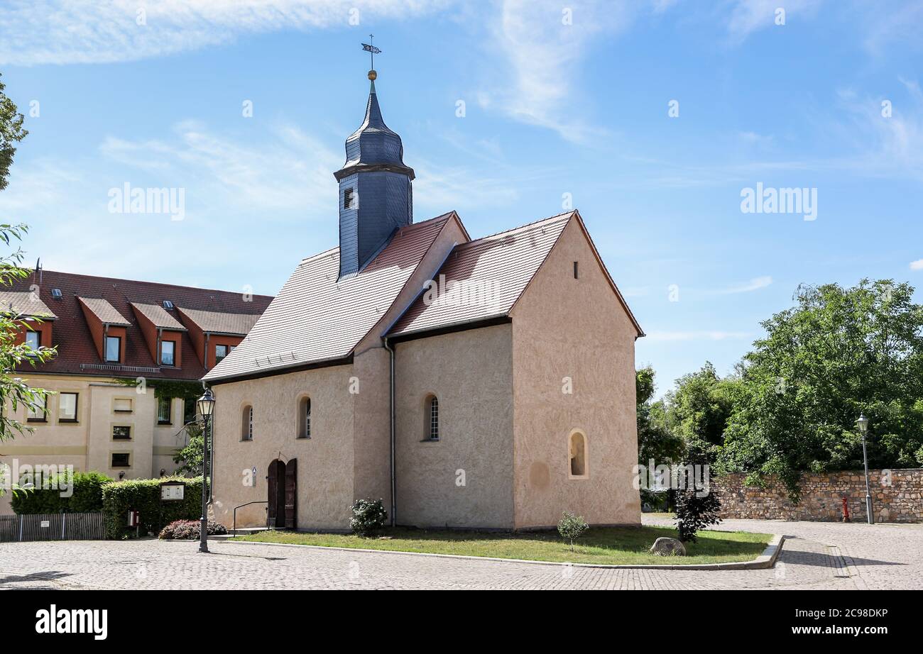 13 luglio 2020, Sassonia, Borna: L'unico edificio recuperato dal dragato Heuersdorf è la Chiesa di Emmaus. Il villaggio di Pödelwitz, nel distretto del carbone marrone di Lipsia, vuole diventare un progetto di vetrina dei cambiamenti strutturali. In realtà si doveva dragare Pödelwitz, ma ora che l’industria carboniera è stata gradualmente eliminata, si considera salvata. Gran parte degli abitanti lasciò il villaggio anni fa, solo otto dei 40 lotti sono ancora abitati. Foto: Jan Woitas/dpa-Zentralbild/ZB Foto Stock