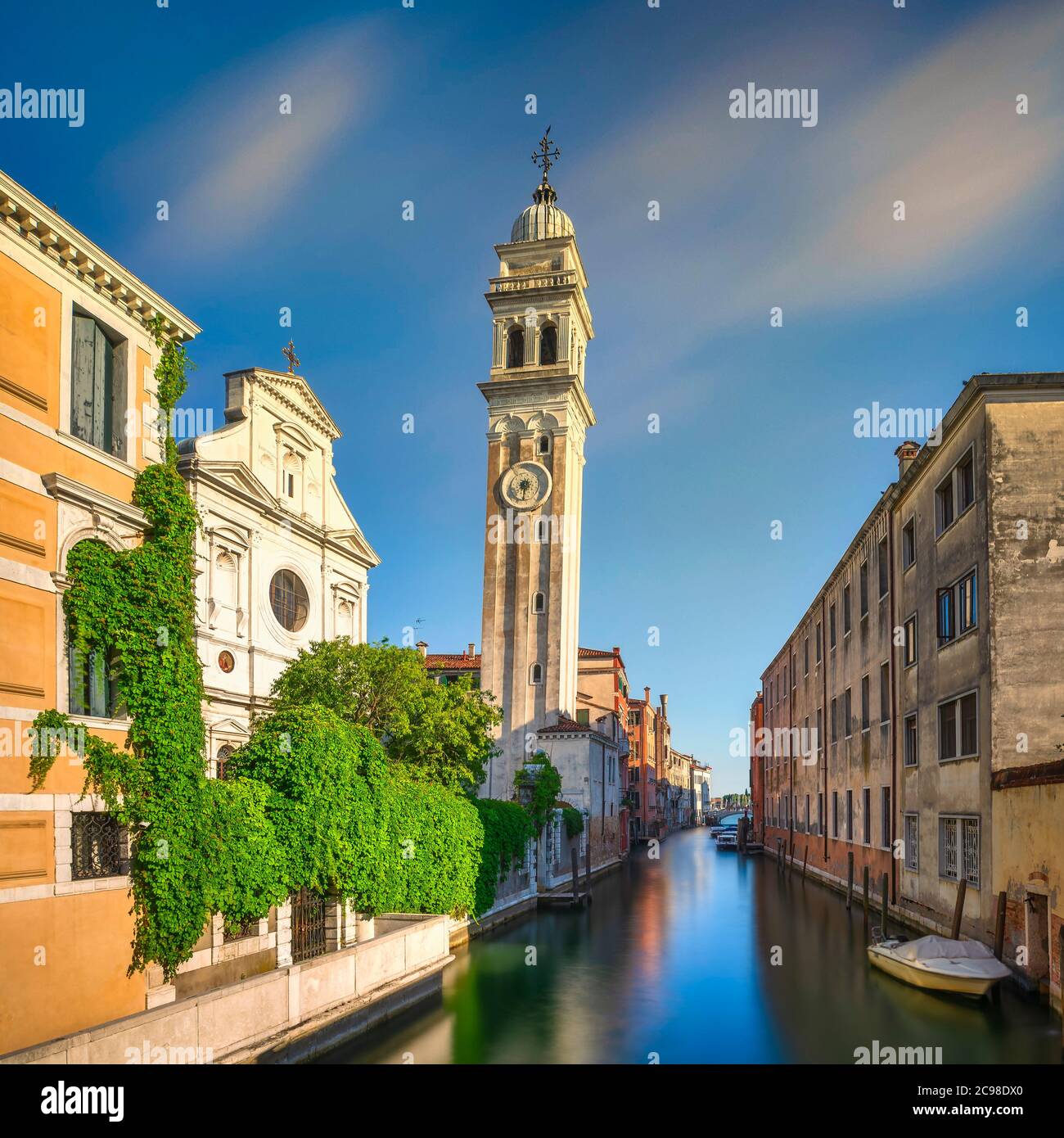 Venezia tramonto paesaggio urbano, canale San Giorgio dei Greci e chiesa. Italia, Europa. Esposizione lunga. Foto Stock