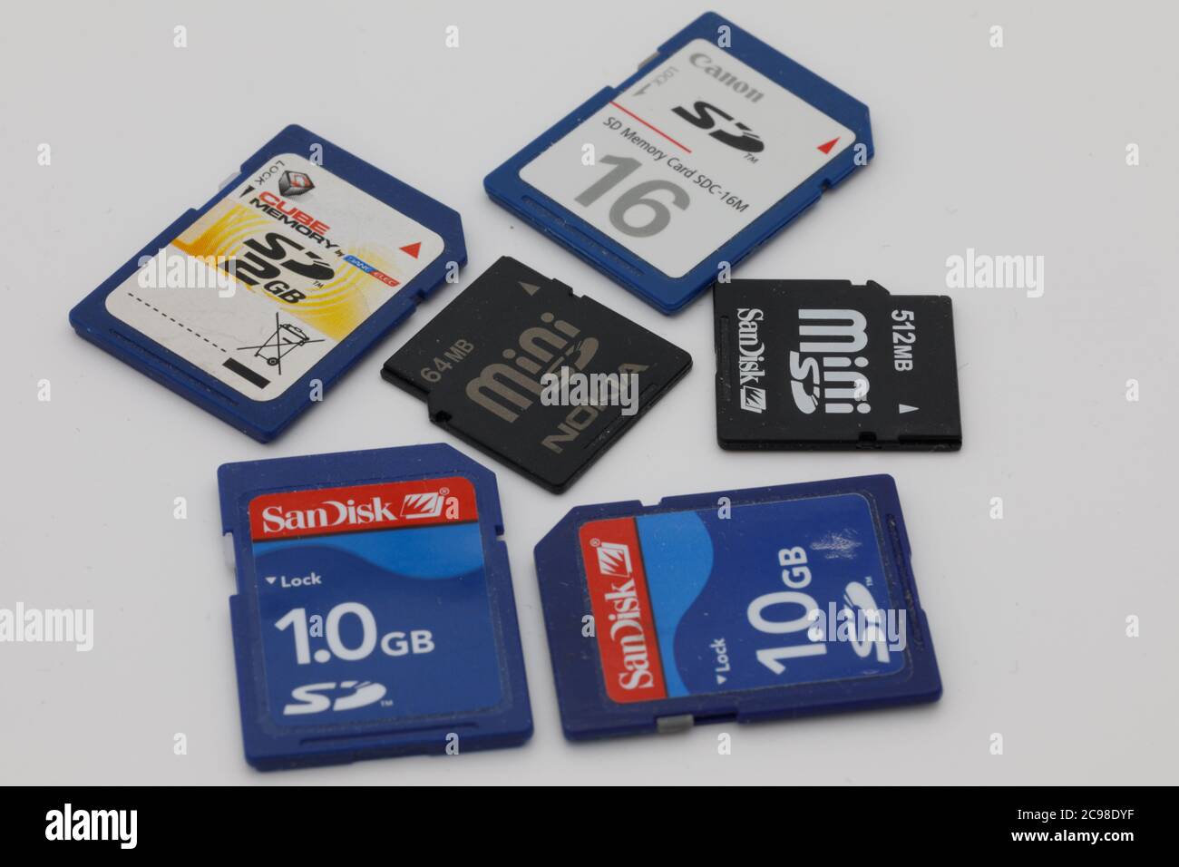 Le vecchie schede SD da 16 Mb a 2 GB quasi non sono più utilizzabili Foto Stock