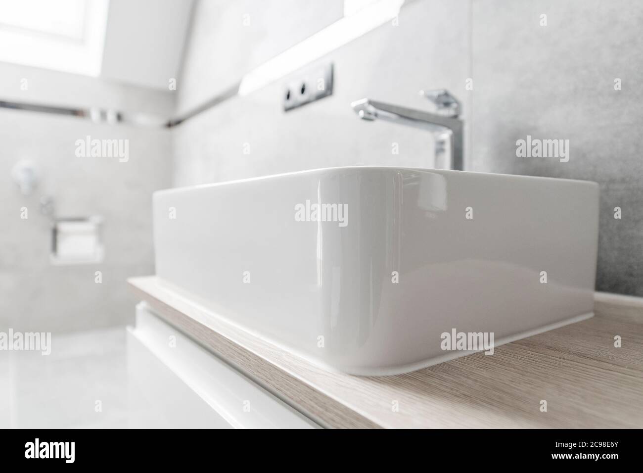 Elegante e moderno, Classic White Rectangle, bagno con rubinetto cromato. Interni bagno. Foto Stock