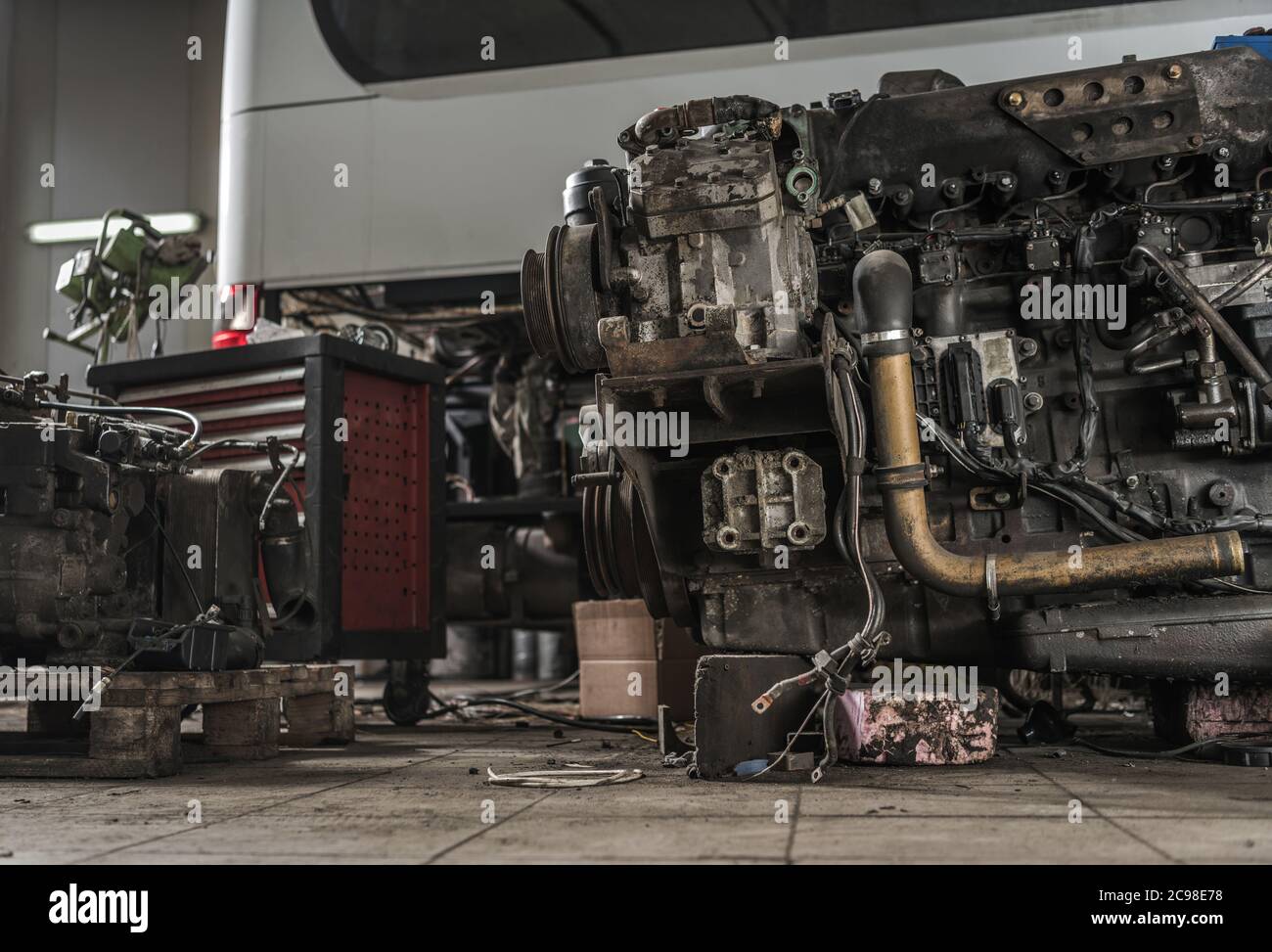 Servizio automobilistico Bus pullman motore diesel Restauro. Ricostruzione della catena cinematica. Tema industria dei trasporti Foto Stock