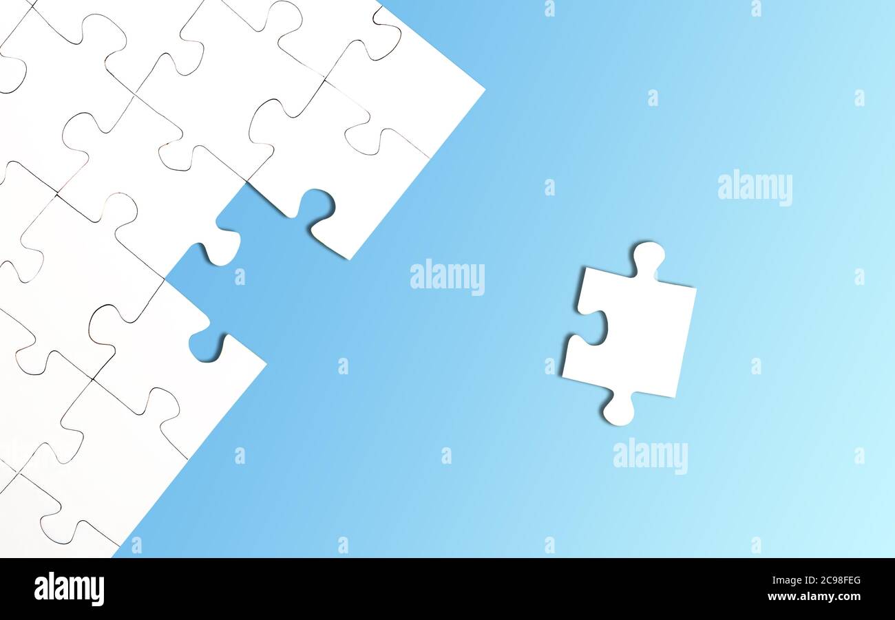 vista dall'alto del puzzle incompleto con un pezzo lasciato su sfondo blu brillante, completando un'attività o risolvendo un concetto di problema Foto Stock