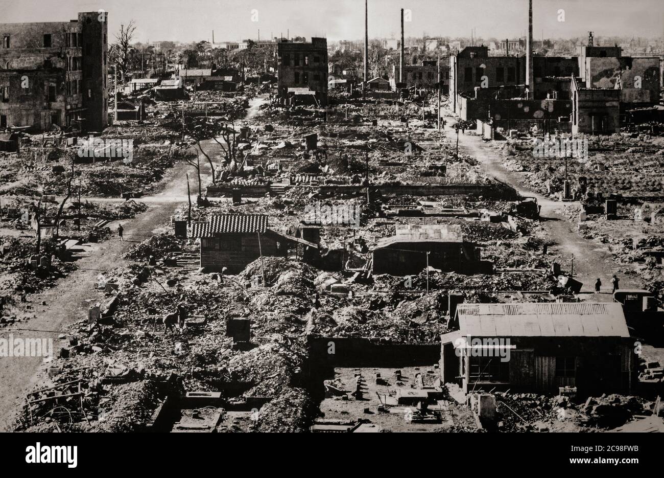 Le rovine di Tokyo a seguito dell'offensiva dei bombardamenti alleati che contribuì a chiudere la guerra nel Pacifico nel 1945. Foto Stock